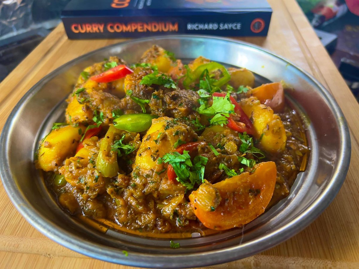 MistyRicardo's tweet photo. Bombay Potatoes (Aloo). Try it as an alternative (or in addition) to rice or naan.
Recipe: https://t.co/KHPRM1gkDu
#bombaypotatoes #bombayaloo #richardsayce #mrck #mistyricardo #indiancookbook #currycompendium #indianrestaurant #curryrecipes #currycookbook #bir #instacurry https://t.co/qrtJurC0sL