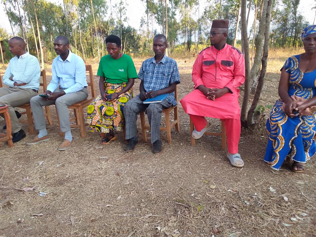 NgerukaBugesera's tweet photo. Ni muri gahunda y'Akarere yo kwegera inzego zegereye abaturage haganirizwa inzego zatowe mu mudugudu.Bwana @davimugiraneza, DES yaganirije abaturage b'Akagari ka Rutonde ku muryango utekanye kdi uteye imbere, ku cyambu ibyaha/ #crime free village,MUSA,uburere bw'abana n'isuku. https://t.co/yfQYwICEvM