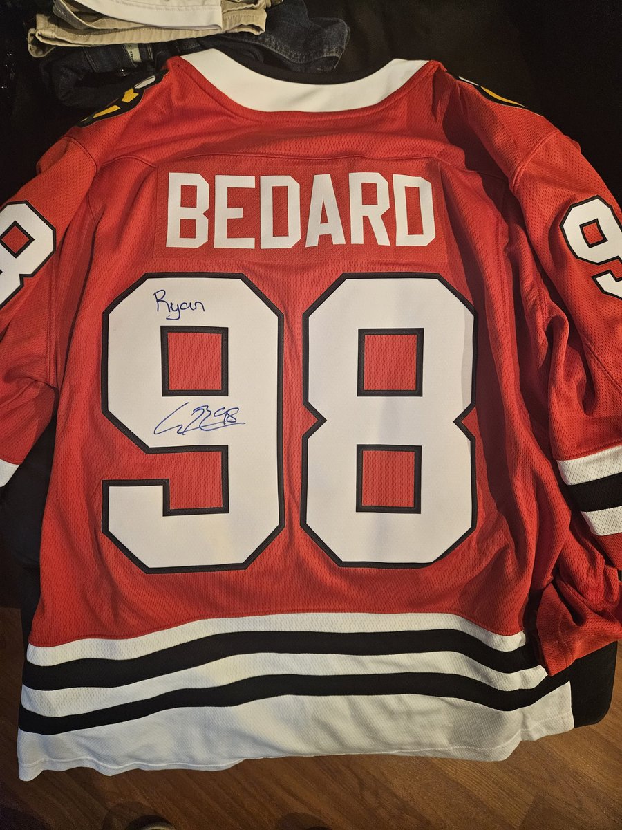 Got my Bedard jersey signed today. Wish it was canucks jersey #canucks #chicago #Blackhawks #connorbedard https://t.co/jV0Scg2aSv