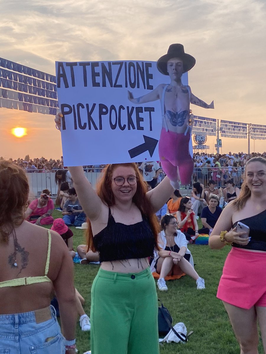 godspveed's tweet photo. Mi sono dimenticata di postare questo, mi ha fatto proprio tanto ridere #Campovolo #LoveOnTourReggioEmilia https://t.co/zwlp2r94mx