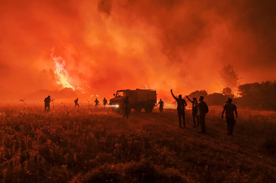 Αυτή είναι η κατάσταση στη Ρόδο τις τελευταίες ώρες. Είμαστε αβοήθητοι και κινδυνεύουμε. Δεν γίνεται να συνεχιστεί αυτό.

Φίλοι, βοηθήστε να μεταδοθούν αυτές οι εικόνες. Να γίνει γνωστό. Να υπάρξει κινητοποίηση.

Παρακαλώ RT.
#Ροδος #Ροδοςπυρκαγια #φωτιες #rhodesfire #Rhodos