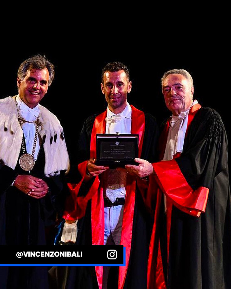 Eurosport_IT's tweet image. CONGRATULAZIONI! 🎓

A Vincenzo Nibali è stata conferita la Laurea Magistrale honoris causa in “Scienze e tecniche delle attività motorie preventive e adattate” da parte dell’Università di Messina 👏📖

#EurosportCICLISMO | #Nibali | #Messina