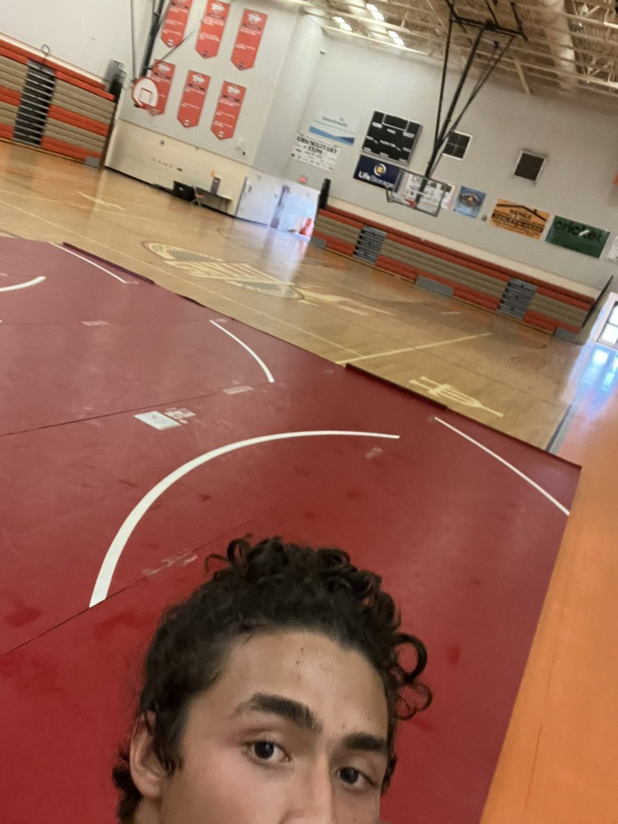 CarlitoBetanco1's tweet photo. after a amazing experience at highschool media today, i have to finish the day off Rite with a closing wrestling workout! #EARNIT #working https://t.co/JhyewoZJqP