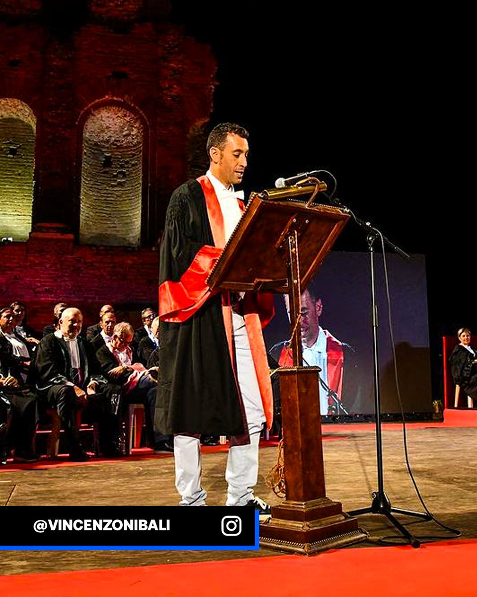 Eurosport_IT's tweet image. CONGRATULAZIONI! 🎓

A Vincenzo Nibali è stata conferita la Laurea Magistrale honoris causa in “Scienze e tecniche delle attività motorie preventive e adattate” da parte dell’Università di Messina 👏📖

#EurosportCICLISMO | #Nibali | #Messina