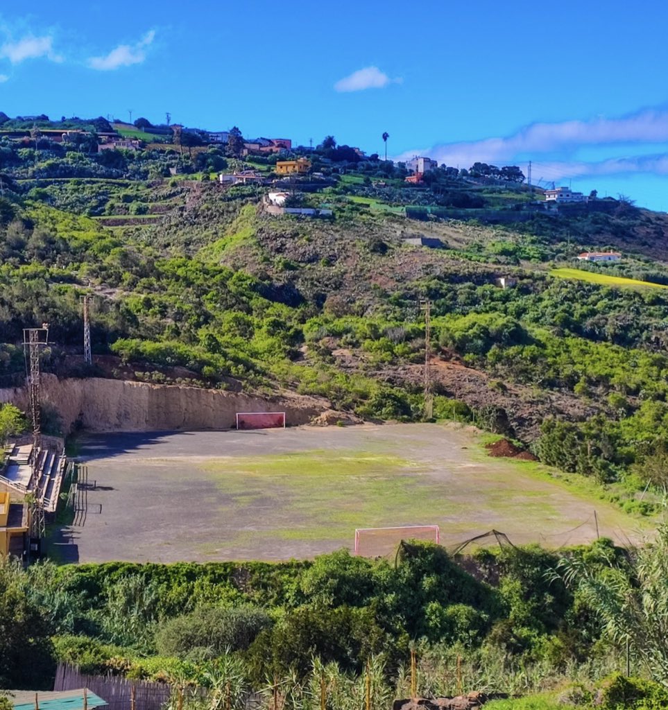 ElNuevoInsular's tweet photo. 😍🫶🏼🇮🇨🌳 ¿𝗟𝗼 𝗰𝗼𝗻𝗼𝗰𝗲𝘀? Este campo abandonado y de pueblo es visita obligatoria para todos los que quieren iniciarse en el mundo de fútbol. Está situado en El Pamital, en Santa María de Guía. Naturaleza y deporte.

Maravilla 📸 @TomCanariiGC. https://t.co/SXJWOaVjZv