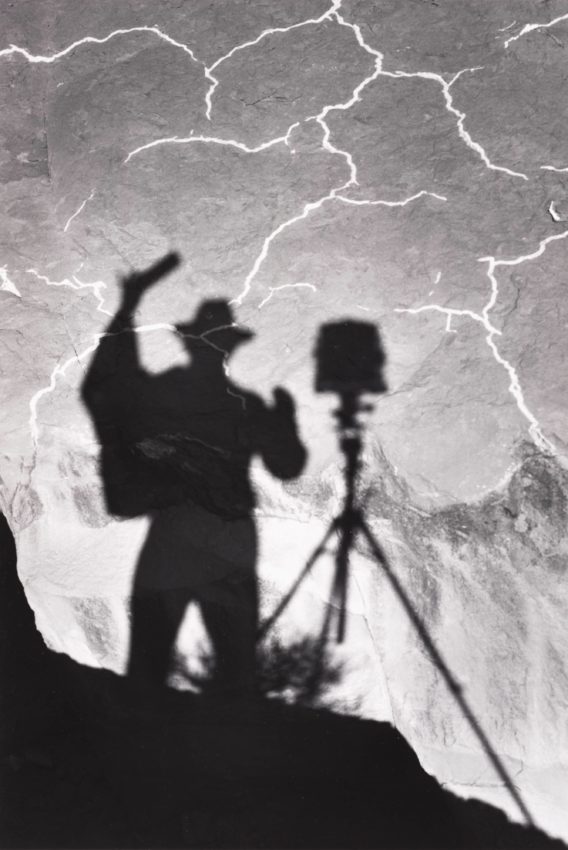 Un autorretrato antes de la era de las redes sociales | A self-portrait before the age of social media #AnselAdams #Historiadelafotografía #Maestrosdelafotografía #autorretrato #Historyofphotography #Mastersofphotography #selfportrait