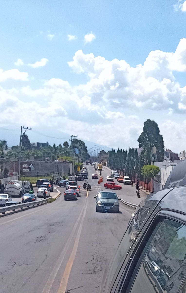 Mac8301's tweet photo. A parte de que el periférico es un caos, retén en camino real a Momoxpan. Estorbando y complicando #cholula #retén https://t.co/r2FtIUsM4P
