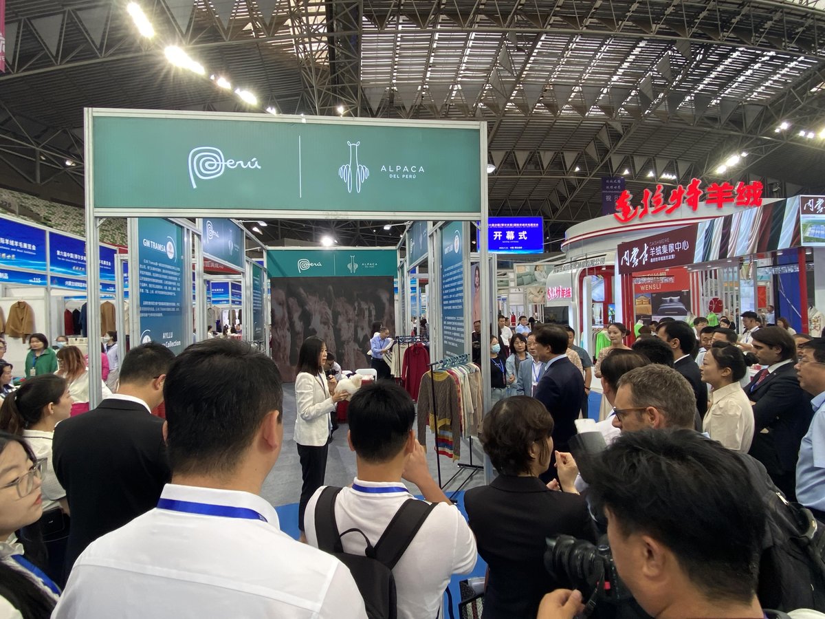 PeruMODA's tweet image. La alpaca peruana🇵🇪destacó en la prestigiosa China International Cashmere and Wool Exhibition
El evento atrajo a más de 3000 profesionales asiáticos del sector quienes experimentaron un contacto directo  con más de 100 muestras de alpaca de 7 importantes marcas peruanas
#perumoda