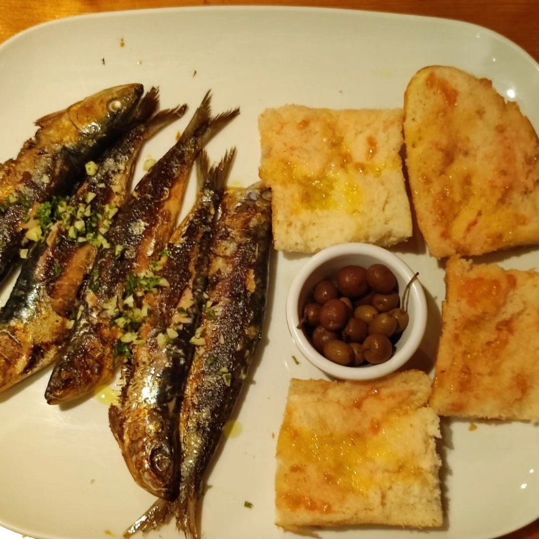 mariobadia's tweet photo. Diumenge @Esmorzarsdefor1 on tour estiu'23 a #Calafell. Restaurant #ElBot
Cuina marinera fantàstica.
@belvic25 això no té fre.
Calamars guisats i mongetes - Sardines a la planxa amb refregit.
Meravellós.
@EsmorzarsLleida @EsmorzarsTGN @debarenbarri @kukox_kukox @Robadorenyo https://t.co/nJtPY0KnFt