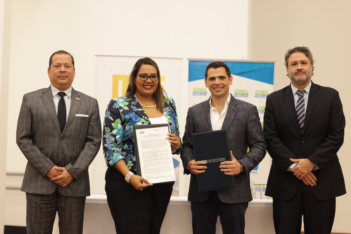 ITSEpma's tweet photo. ✍️ Firmamos convenio con @coelpty , y su presidente, Hugo Torrijos, destacó la ventaja de estudiar una carrera en logística. 
Como testigos de honor: S.E @RojasPardini , Ministro Consejero para la Inversión Privada y el Sr. Rodolfo Samuda, Secretario del Gabinete Logístico. https://t.co/CNVHsJyGf3