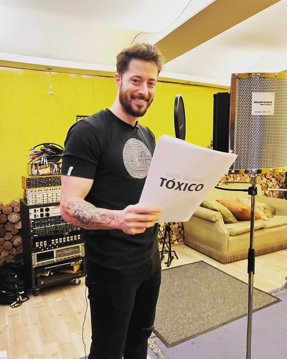 Andres_vernazza's tweet photo. Hoy me encuentro aquí, con el corazón rebosante de gratitud y humildad, para expresar mi profundo agradecimiento por la oportunidad de grabar el audiolibro "Basta Amor Tóxico". Ha sido un proceso desafiante, lleno de emociones y aprendizajes, pero estoy seguro de que este trabajo será una herramienta invaluable para ayudar a muchas personas.

También debo extender mi gratitud a todo el equipo que hizo posible este proyecto. A los ingenieros de sonido, quienes pacientemente trabajaron para asegurar que cada palabra fuese capturada con claridad y precisión; a los editores, quienes con esmero pulieron cada detalle para ofrecer un producto final excepcional; y a todas las personas detrás de bambalinas que, con su apoyo y esfuerzo, hicieron que este sueño se convirtiera en realidad.

Mientras leía las páginas de "Basta Amor Tóxico", fui testigo del poder de la empatía y la comprensión hacia las situaciones que muchas personas enfrentan en sus relaciones. Cada línea me recordaba la importancia de cuidar y proteger nuestra salud emocional. Estoy convencido de que este audiolibro ofrecerá consuelo a quienes han sufrido en silencio, brindándoles la fuerza necesaria para liberarse de relaciones dañinas y encontrar el amor propio... para al fin poder tener relaciones sanas 

Mi deseo más profundo es que "Basta Amor Tóxico" alcance a aquellos que más lo necesitan y que su mensaje de sanación y transformación llegue a todos los rincones del mundo.

Espero que ashude y va con amor! ❤️

Andrés