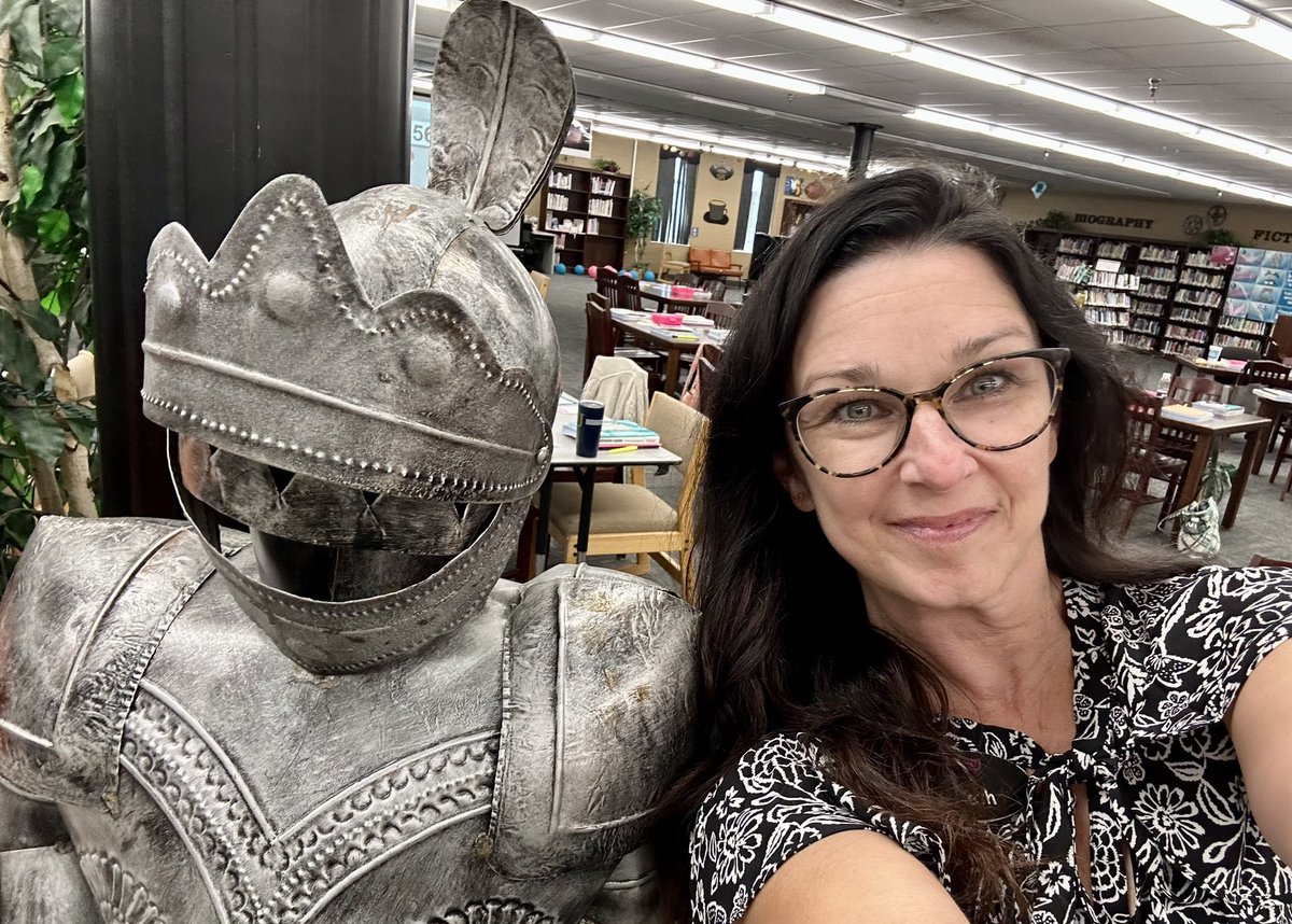 BethAllenFZSD's tweet photo. When you are on the road training and you see a Knight. Super excited for the school year to begin!! #WeAreDES #ItsAKnightThing https://t.co/LkoBtvDtMg