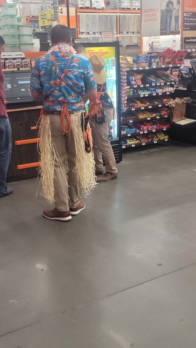 DeniseSt6533's tweet photo. Actual footage of our fantastic management team, LIVING THE ORANGE LIFE🧡!  Here they are lending  a helping hand  running self check during our appreciate week! YOU GUYS ARE TOPS !! Thank you for being amazing leaders!!  #teamworkmakesthedreamwork #summerloving https://t.co/P1Um0ws4CY