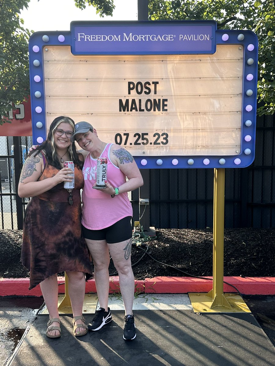 Mariaperoniii's tweet photo. @rriproarin @PostMalone i made it with my mama 💜 we’re ready for ya! https://t.co/wirn97GPeO