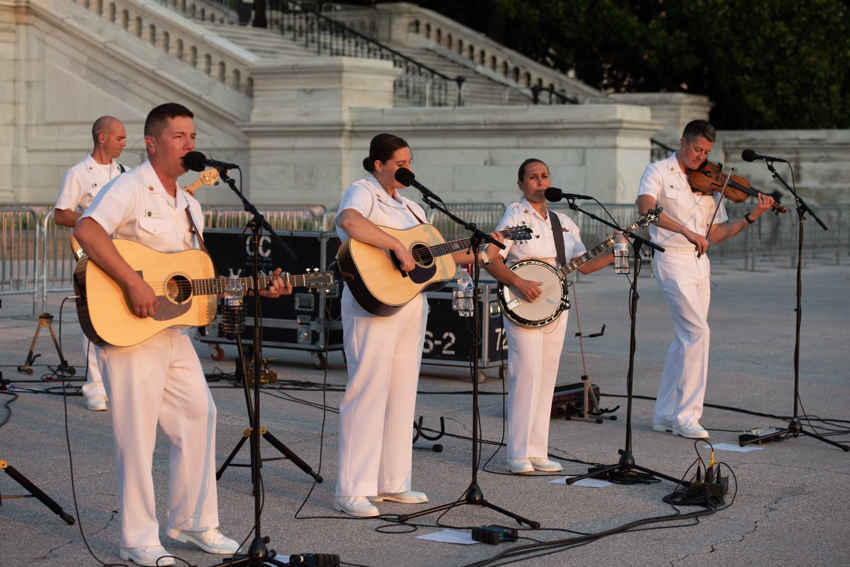 usnavyband's tweet photo. Thank you to all who came out to see Country Current at the West Steps of the U.S. Capitol!
Visit our website to see where we'll be next. https://t.co/jdT3CeDhfw
#navyband #navymusic #usnavy #americasnavy #countrymusic #country #countrycurrent #bluegrass #bluegrassband https://t.co/TdweHQCDXM