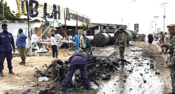 NationalIndNews's tweet photo. #BREAKING #Somalia A suicide attack perpetrated by Al Shabaab in the Somali capital, Mogadishu, has left more than 20 soldiers dead at an army base, after a militant from this group posed as a soldier to be able to blow himself up inside. https://t.co/bxYMcEA8tL
