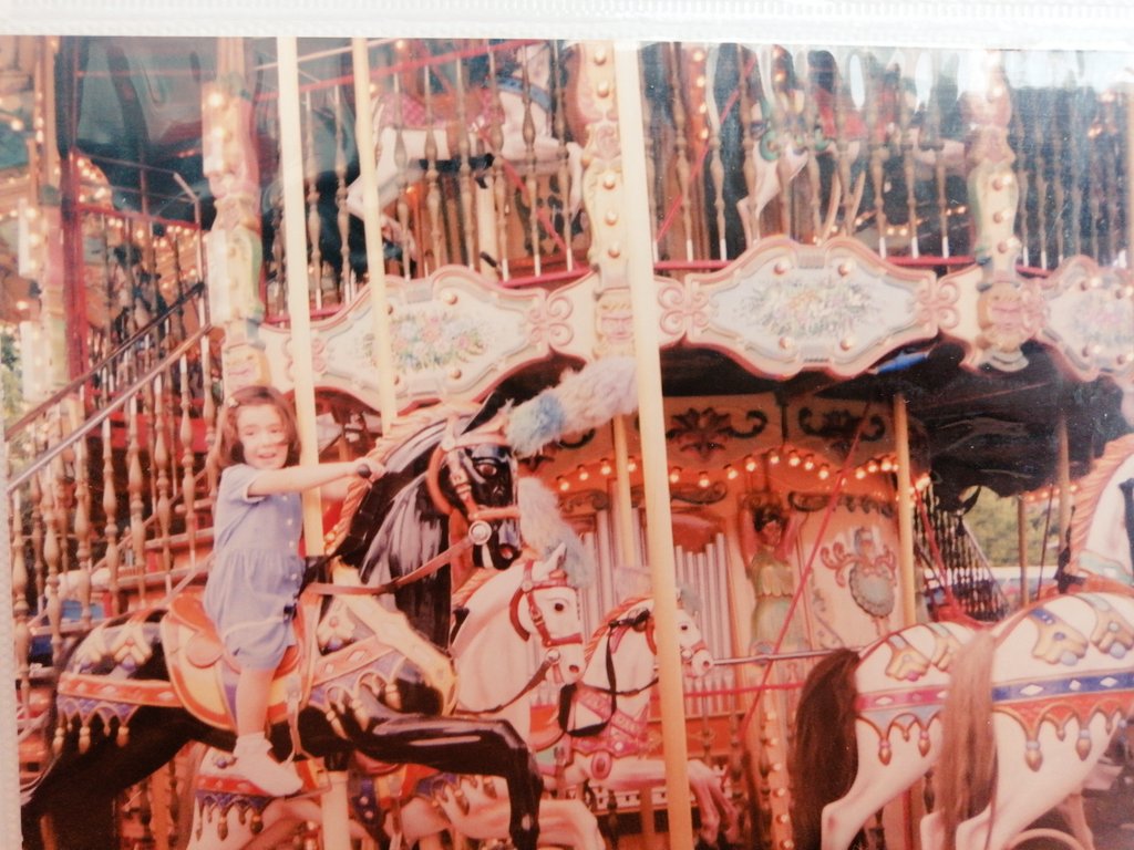 enidaas's tweet photo. Çocukluk resimlerimize baktığımızda eskiden her şeyin çok daha güzel olmasını mı özleriz, yoksa tek derdimizin fotoğraf makinesi flaşından korkmak veya atlıkarıncada neden beyaz yerine siyah atta olmak olmasını mı özleriz https://t.co/xngtrwW0I9