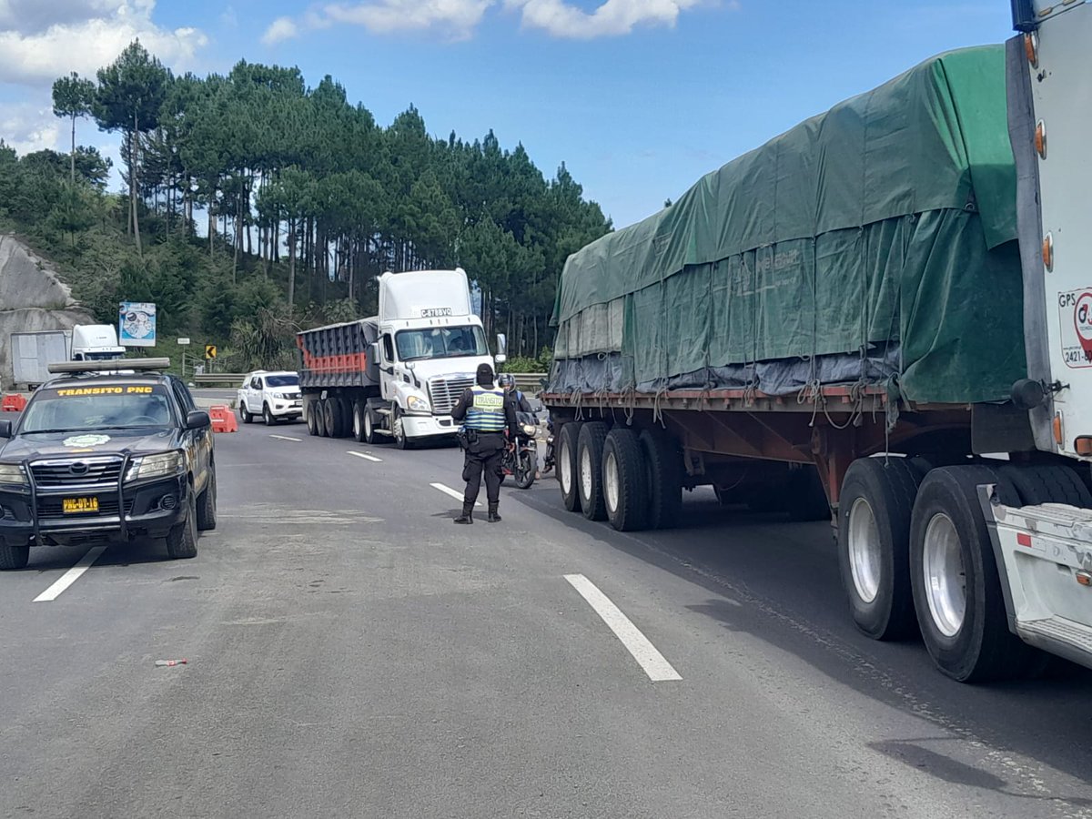 #TránsitoPNC continúa brindando servicio de regulación vial en el Libramiento de Chimaltenango. Los agentes reportan que los dos carriles con dirección hacia la ciudad capital están habilitados, mientras que dos carriles con dirección hacia el occidente están despejados. 1/2