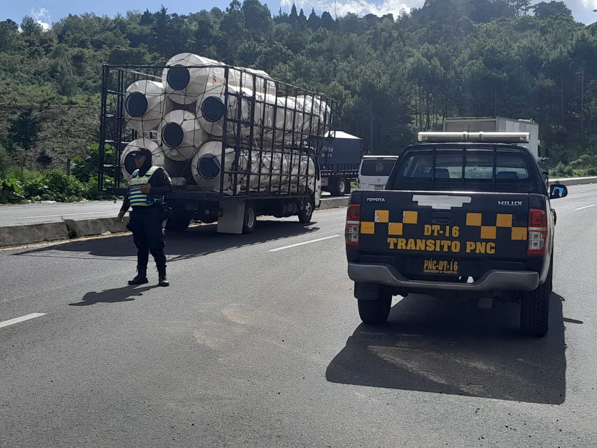 Asimismo, la maquinaria continúa trabajando en la zona. 2/2 #tránsitogt #tráficogt