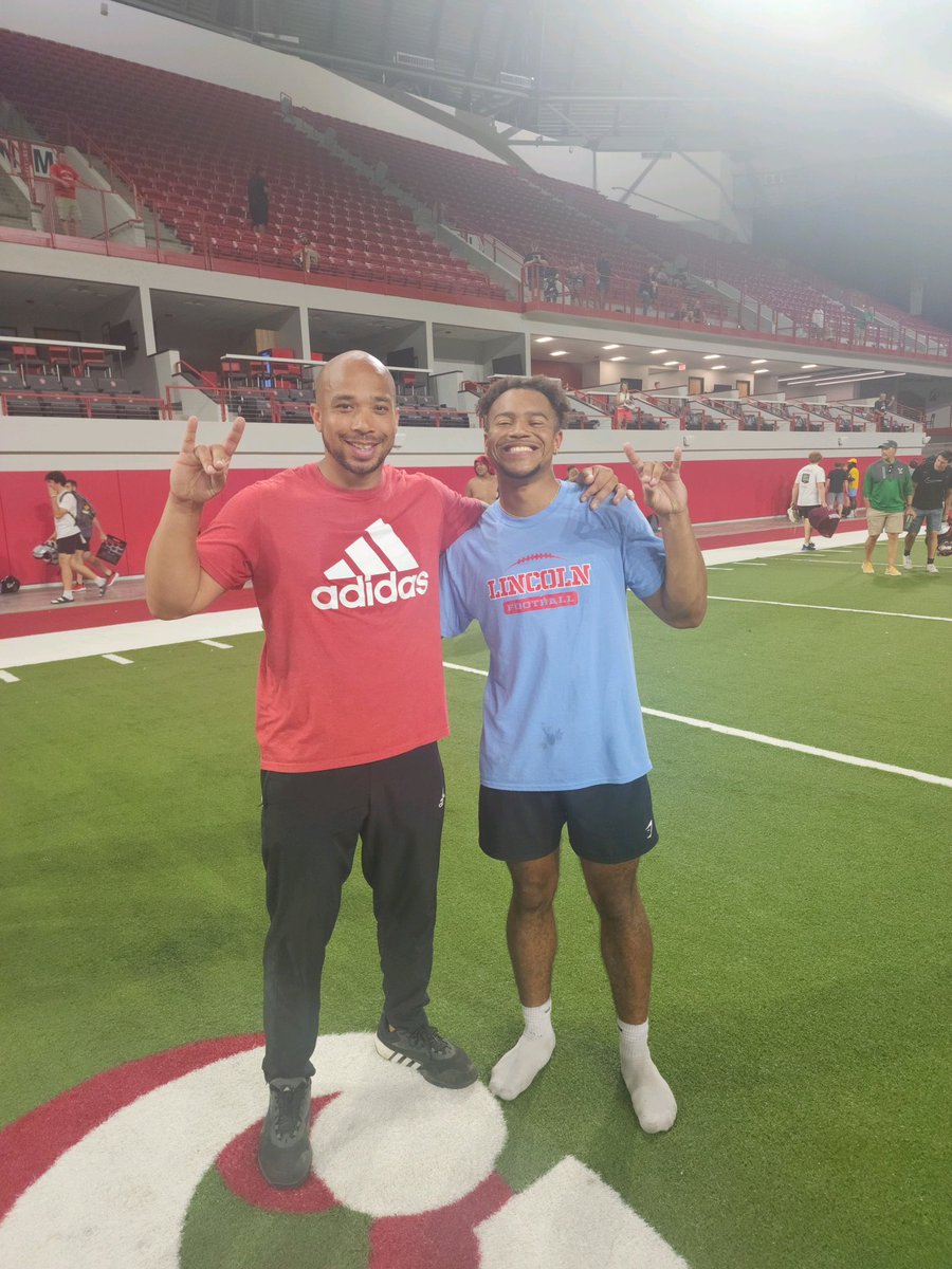 TheDreHodge's tweet photo. Had a great day out at @SDCoyotesFB Prospect Camp this weekend! Can’t wait to get back onto campus this year. Special thanks to @coachcdantew for the invite and the coaching!🔴⚪️ https://t.co/ym2L7Arcz5