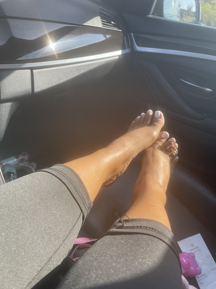 sugarcoatedpigs's tweet photo. Just chilling in the car, taking feet pics 💓🌸💖 #sunpics #feetlovers #prettytoes #brownskin #feetpic #onlyfans #feetcontent https://t.co/BCAyufrqJr