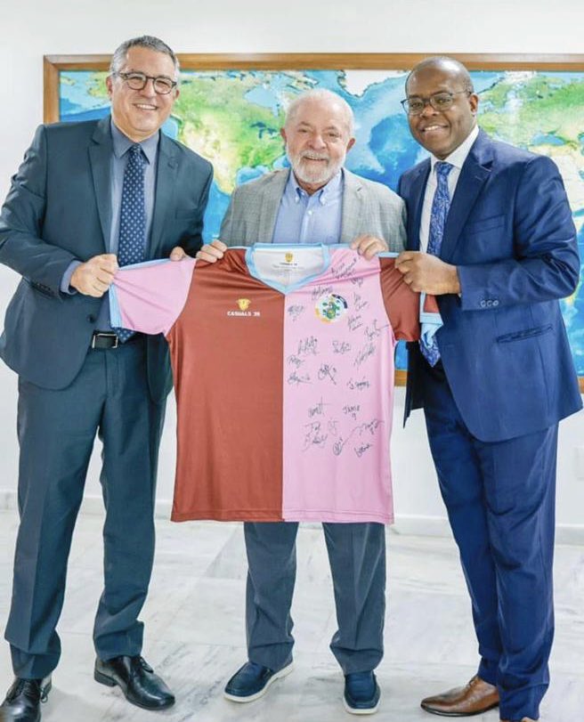 Incredibly, 9 years later and 8 years since leaving the shirt with the right people… <a href="/LulaOficial/">Lula</a> - the Brazilian President - has FINALLY received our gift of a <a href="/CorinthianCas/">Corinthian-Casuals</a> shirt, signed by the team that played against <a href="/Corinthians/">Corinthians</a> #vaicorinthians