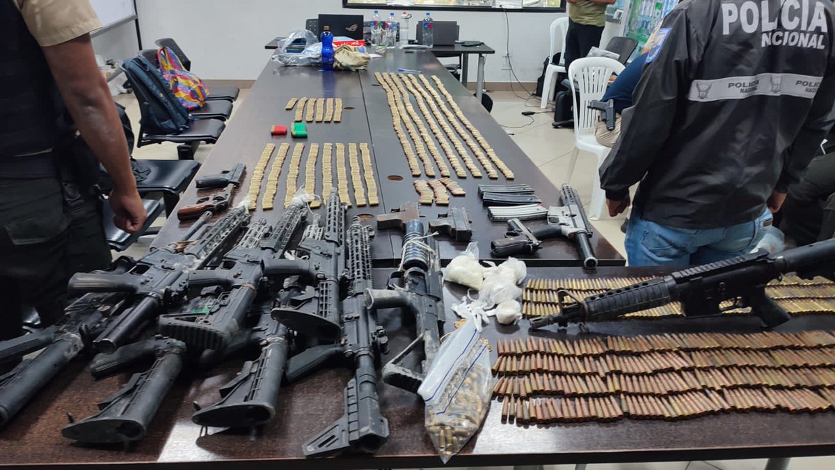 PoliciaEcuador's tweet photo. RESULTADOS EFECTIVOS

Tras la intervención en el #CPL Guayas, nuestras unidades de inteligencia mediante técnicas especializadas:
9 fusiles
1 lanza granadas
5 pistolas
2 revólveres
19 alimentadoras de fusil 
Municiones.

#CruzadaPorLaSeguridad https://t.co/zHtfw5pMWj