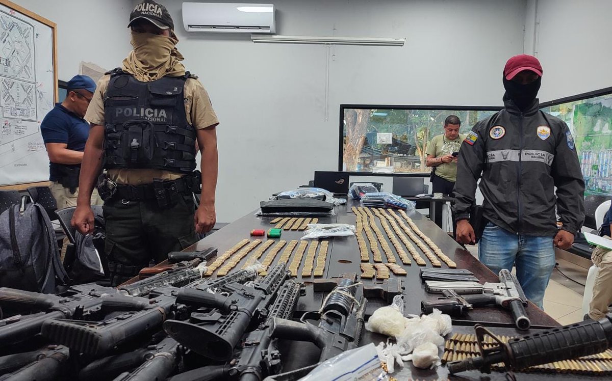 PoliciaEcuador's tweet photo. RESULTADOS EFECTIVOS

Tras la intervención en el #CPL Guayas, nuestras unidades de inteligencia mediante técnicas especializadas:
9 fusiles
1 lanza granadas
5 pistolas
2 revólveres
19 alimentadoras de fusil 
Municiones.

#CruzadaPorLaSeguridad https://t.co/zHtfw5pMWj