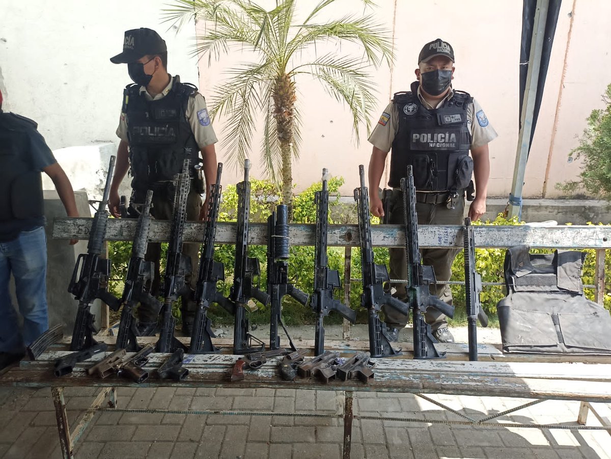 PoliciaEcuador's tweet photo. RESULTADOS EFECTIVOS

Tras la intervención en el #CPL Guayas, nuestras unidades de inteligencia mediante técnicas especializadas:
9 fusiles
1 lanza granadas
5 pistolas
2 revólveres
19 alimentadoras de fusil 
Municiones.

#CruzadaPorLaSeguridad https://t.co/zHtfw5pMWj