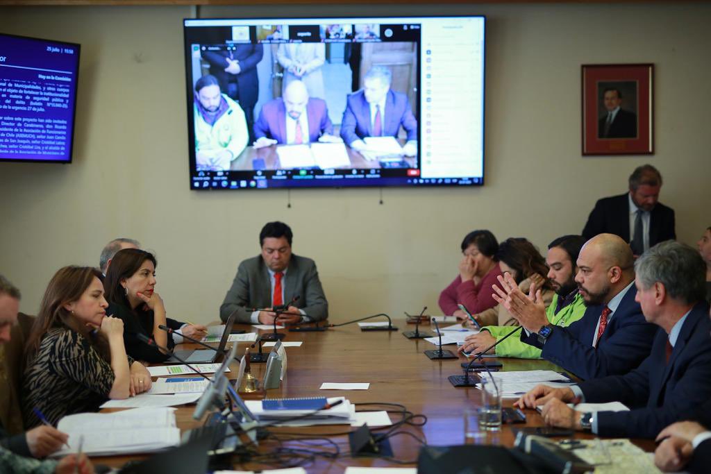 Edυαrdo Vergara B ོ (@eduardovergarab) on Twitter photo Seguimos avanzando en fortalecer el rol preventivo de los municipios en #Seguridad. Hoy en la Cámara escuchamos a los alcaldes Labra de <a href="/munisanjoaquin/">Ilustre Municipalidad de San Joaquín</a>, <a href="/CristobalLira/">Cristóbal Lira</a> de <a href="/lo_barnechea/">Lo Barnechea</a>, Alcalde Peña de <a href="/munilebu/">Municipalidad Lebu</a>, <a href="/Carabdechile/">Carabineros de Chile</a> y <a href="/Asemuchile/">Asemuch</a> Seguimos avanzando en fortalecer el rol preventivo de los municipios en #Seguridad. Hoy en la Cámara escuchamos a los alcaldes Labra de <a href="/munisanjoaquin/">Ilustre Municipalidad de San Joaquín</a>, <a href="/CristobalLira/">Cristóbal Lira</a> de <a href="/lo_barnechea/">Lo Barnechea</a>, Alcalde Peña de <a href="/munilebu/">Municipalidad Lebu</a>, <a href="/Carabdechile/">Carabineros de Chile</a> y <a href="/Asemuchile/">Asemuch</a>