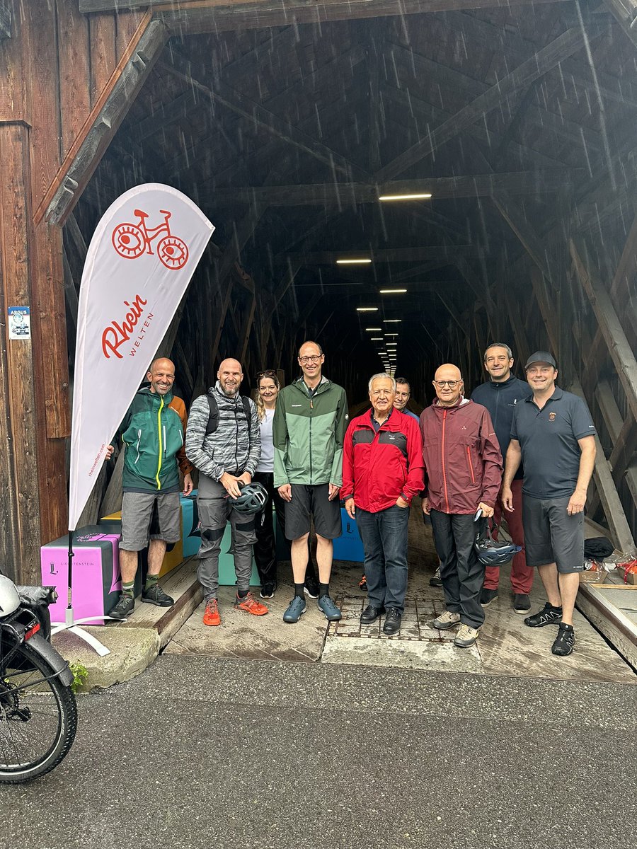 martin_candinas's tweet image. #EnsemenalRein Tag 3: Kein Wetterglück aber beste Stimmung für die Fahrt von Bad Ragaz nach Arbon: Treffen an der Rheinbrücke, Mittagspause in #Rheineck, Besuch der Stadt St. Gallen, Besichtigung Saurer Museum sowie gemütliches Nachtessen in #Arbon. @sgbtourismus @KantonThurgau