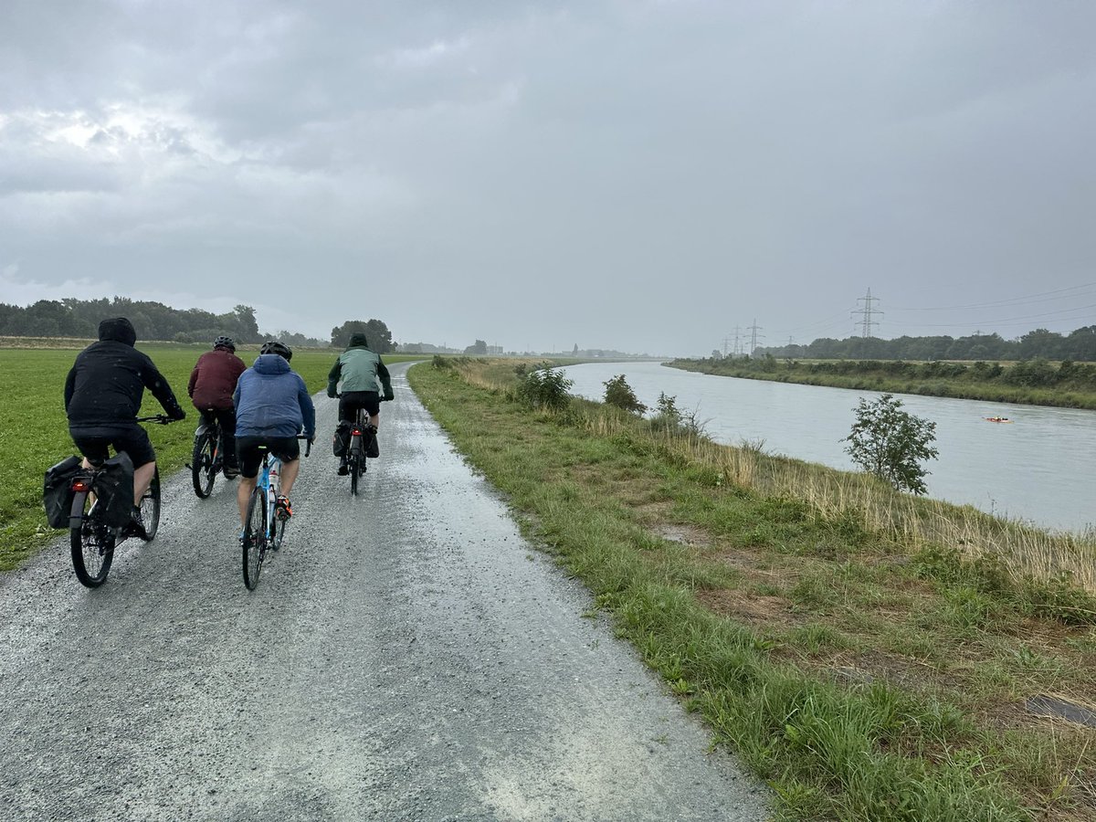martin_candinas's tweet image. #EnsemenalRein Tag 3: Kein Wetterglück aber beste Stimmung für die Fahrt von Bad Ragaz nach Arbon: Treffen an der Rheinbrücke, Mittagspause in #Rheineck, Besuch der Stadt St. Gallen, Besichtigung Saurer Museum sowie gemütliches Nachtessen in #Arbon. @sgbtourismus @KantonThurgau