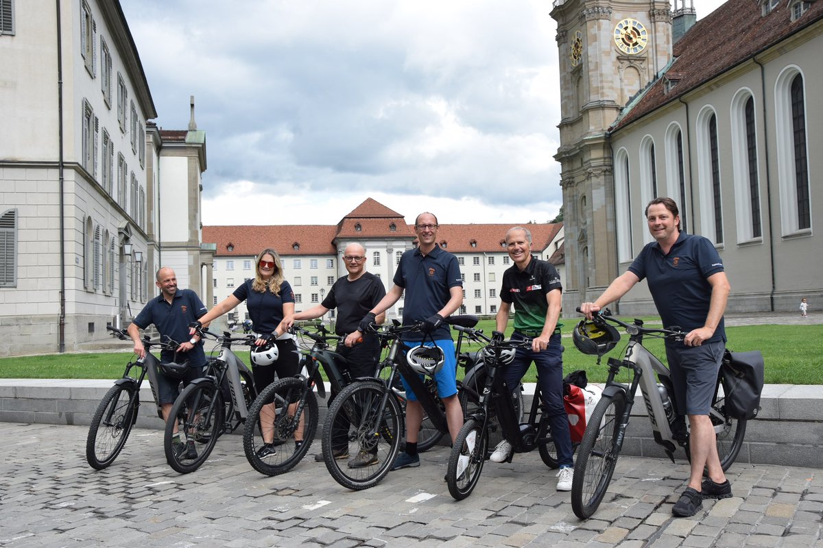 martin_candinas's tweet image. #EnsemenalRein Tag 3: Kein Wetterglück aber beste Stimmung für die Fahrt von Bad Ragaz nach Arbon: Treffen an der Rheinbrücke, Mittagspause in #Rheineck, Besuch der Stadt St. Gallen, Besichtigung Saurer Museum sowie gemütliches Nachtessen in #Arbon. @sgbtourismus @KantonThurgau