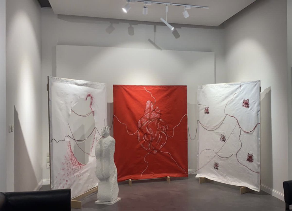 Dr_NadaAlrakaf's tweet image. #art #فنون #خطوة_١
روزان العقيل 
عروق القلب نبض حي لحياة وجودنا.. من سر اتصال كينونتنا في عالمنا.. أمي أنت نبضي في هذه الحياة..تتمحور فكرة العمل عن الأم لتخلد  الفنانة لحظة مع والدتها الراحلة حول جملة نطقتها لتحيي في داخلها الحياة ( ليت الوجع بعروق قلبي ولا فيك ).