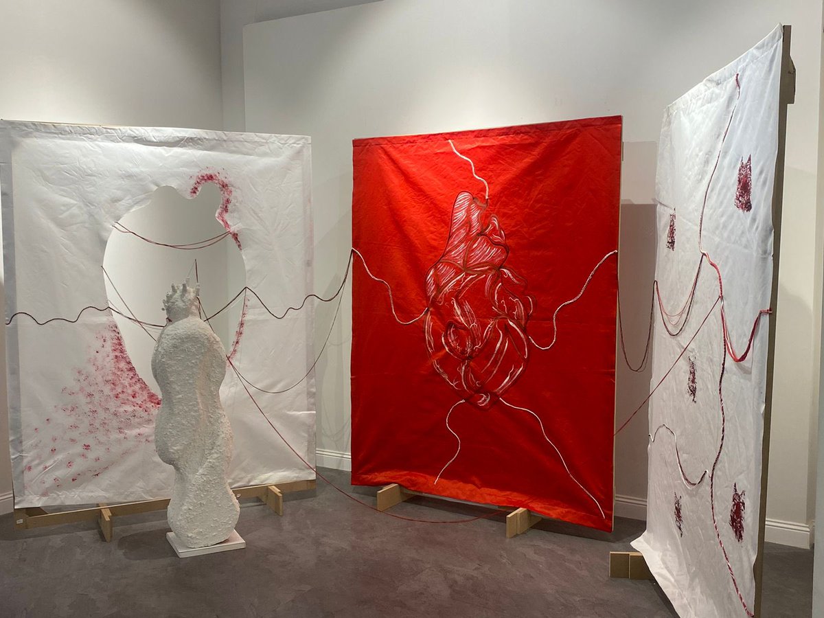 Dr_NadaAlrakaf's tweet image. #art #فنون #خطوة_١
روزان العقيل 
عروق القلب نبض حي لحياة وجودنا.. من سر اتصال كينونتنا في عالمنا.. أمي أنت نبضي في هذه الحياة..تتمحور فكرة العمل عن الأم لتخلد  الفنانة لحظة مع والدتها الراحلة حول جملة نطقتها لتحيي في داخلها الحياة ( ليت الوجع بعروق قلبي ولا فيك ).