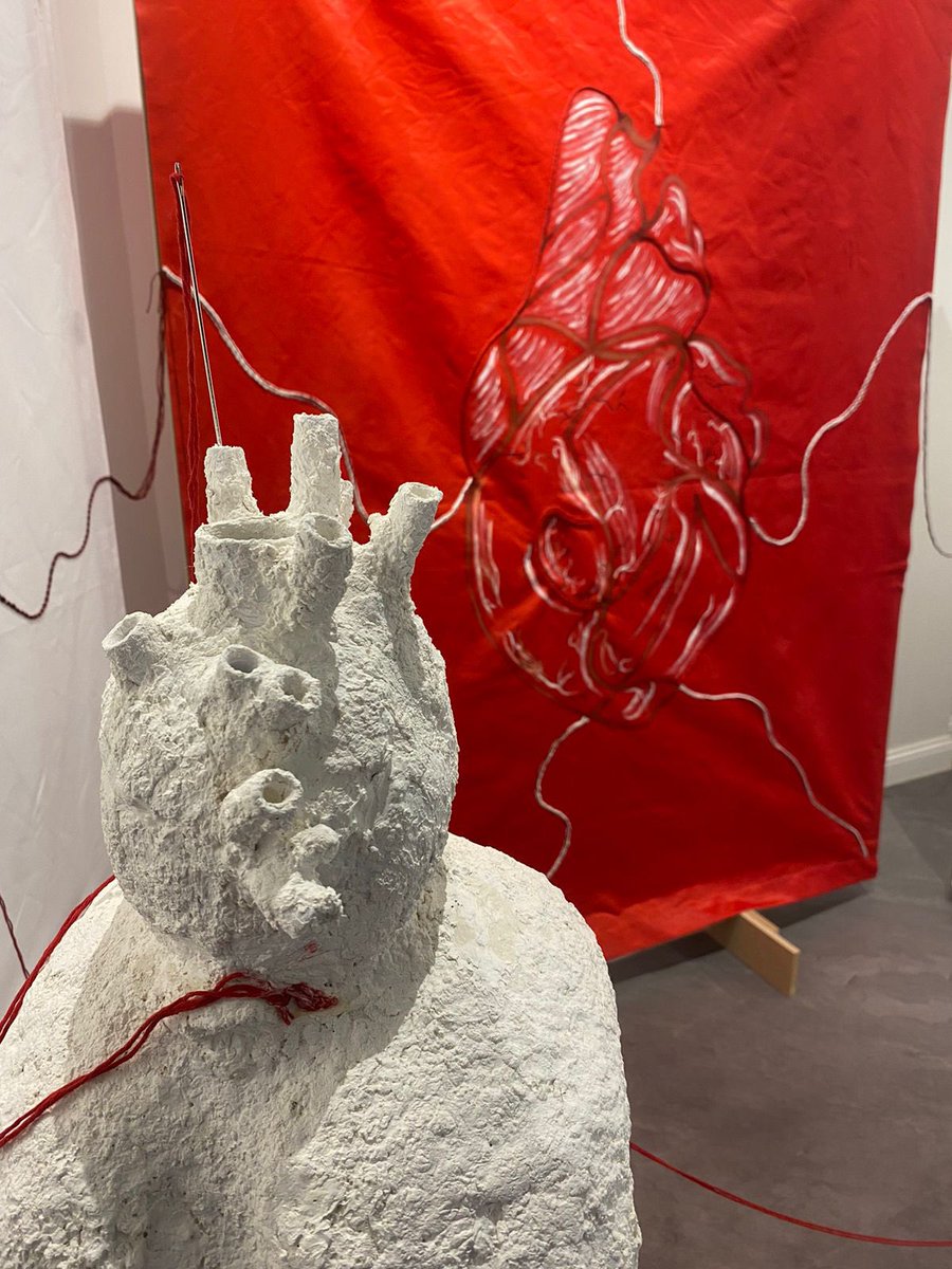 Dr_NadaAlrakaf's tweet image. #art #فنون #خطوة_١
روزان العقيل 
عروق القلب نبض حي لحياة وجودنا.. من سر اتصال كينونتنا في عالمنا.. أمي أنت نبضي في هذه الحياة..تتمحور فكرة العمل عن الأم لتخلد  الفنانة لحظة مع والدتها الراحلة حول جملة نطقتها لتحيي في داخلها الحياة ( ليت الوجع بعروق قلبي ولا فيك ).