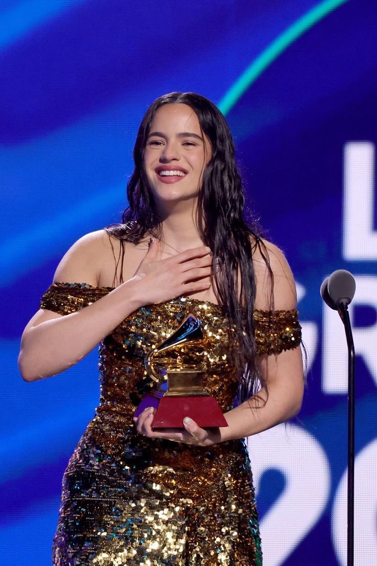 rodriiiimm's tweet photo. que ni rauw ni ningún gilipoll4s te borre esa sonrisa tan bonita que tienes @rosalia eres increíble ❤️ https://t.co/4u8GzJLJwL