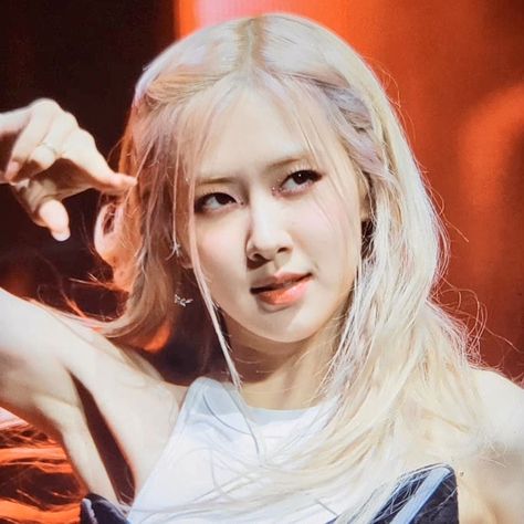 rshourly's tweet photo. #로제 #ROSÉ https://t.co/wkiq1iXkAN