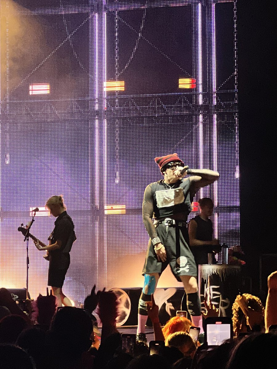 21dabsofbhc's tweet photo. HEHDJENDSKSN I LOVE HIM https://t.co/7wQLE3pXRr