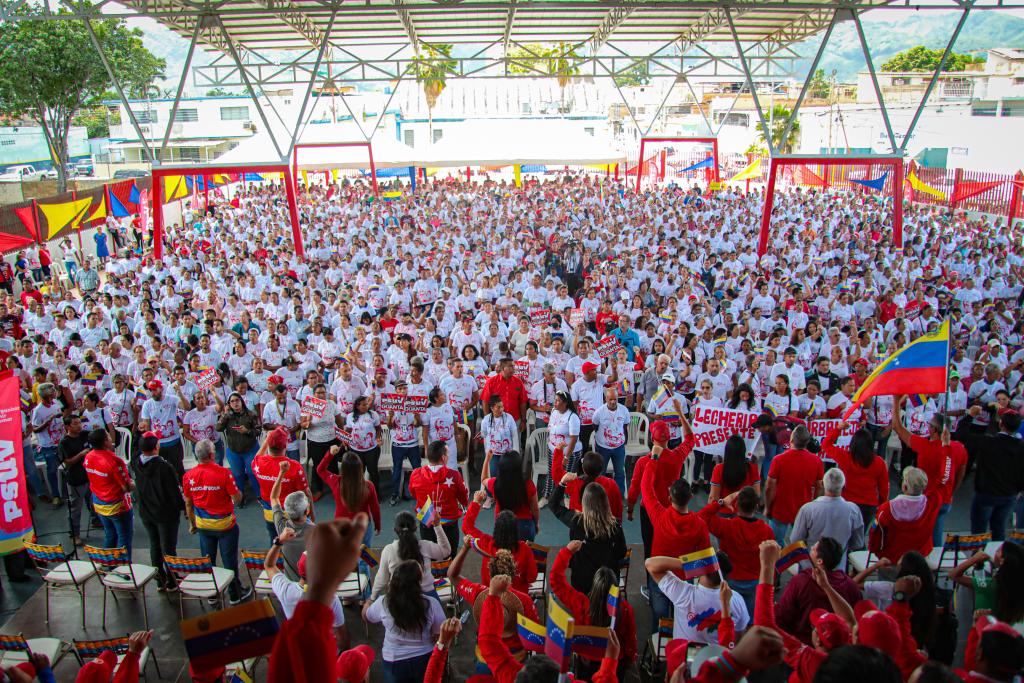 Un saludo fraterno a todas las lideresas y líderes de los municipios Sotillo, Guanta y Urbaneja, en el estado Anzoátegui, quienes sostuvieron un importante Encuentro con las Jefas y Jefes de Calle. Son un pueblo que asume la vanguardia de los nuevos tiempos, desde sus