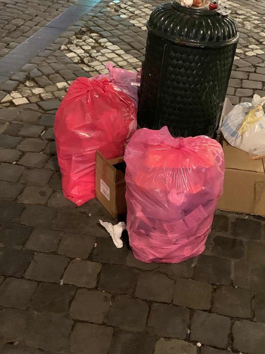 De Barbie marketingmachine is nu toch wel doorgeslaan met deze vuilniszakken in Brussel #barbie #barbiecampaign
