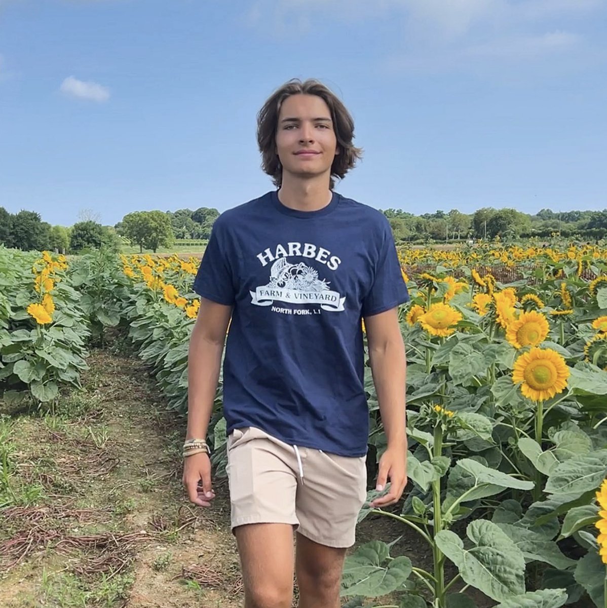 Come grab your Harbes merch!😍We have t-shirts and sweatshirts for youths and adults as well as adorable toddler t-shirts. Available in the Barnyard admission booth.
#harbesfarm #merch #shirts #northfork #longislandsummer