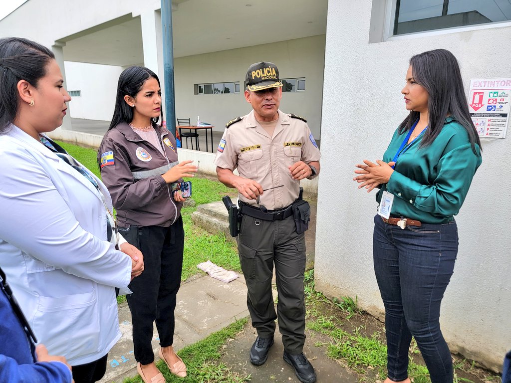 LosRiosIESS's tweet photo. #IESSatuServicio | Gracias a la cooperación interinstitucional entre Policía Nacional y Hospital General Quevedo fue posible la apertura de un espacio físico para que los gendarmes brinden el servicio de resguardo tanto a pacientes como a personal que labora en la unidad médica. https://t.co/z5MMB0B2Rk