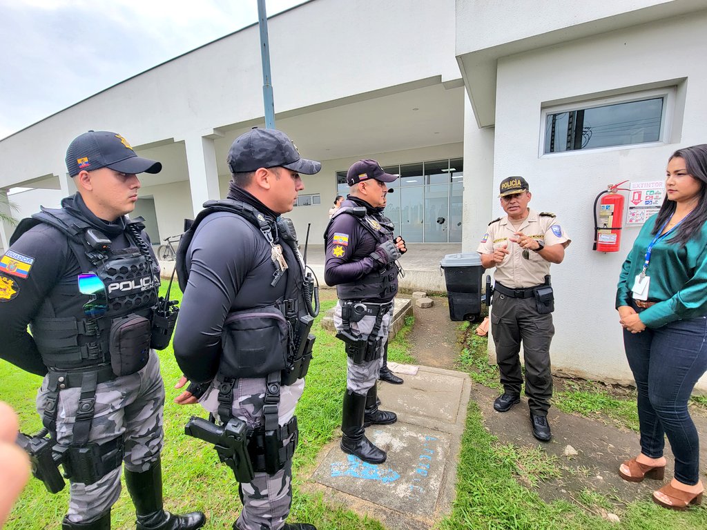 LosRiosIESS's tweet photo. #IESSatuServicio | Gracias a la cooperación interinstitucional entre Policía Nacional y Hospital General Quevedo fue posible la apertura de un espacio físico para que los gendarmes brinden el servicio de resguardo tanto a pacientes como a personal que labora en la unidad médica. https://t.co/z5MMB0B2Rk