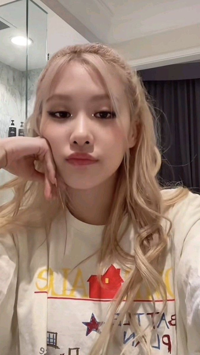 rshourly's tweet photo. #로제 #ROSÉ https://t.co/pfIryY3gtG