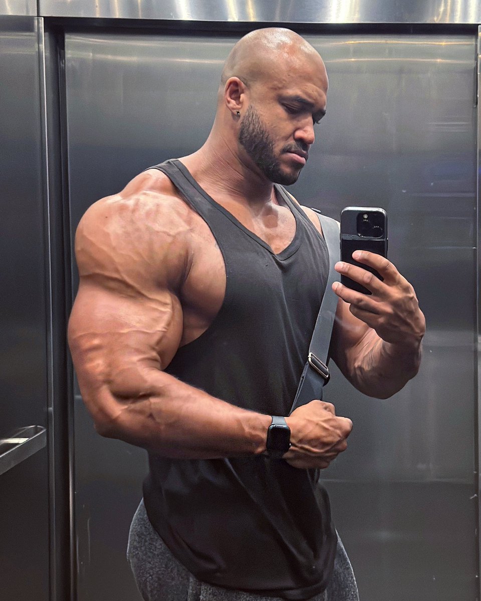 JasonVarioXXX's tweet photo. Installed Google maps into my arm 
💪🏽😜 https://t.co/VPwOzRlHvf