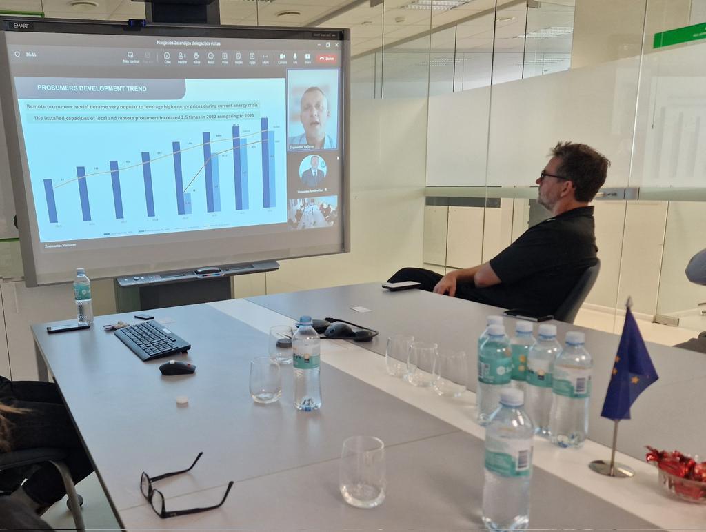 iurc_aa's tweet photo. π³πΏ experts visited BOD Group HQ in #Vilnius. "We develop and produce cutting-edge #SolarEnergy,#EUmade solutions at Europe's greenest industrial building" stated CEO @VidmantasBOD. π±πΉ #EnergyProsumers approach, @SoliTek_EU technologies & @HorizonEU projects shared. Thx2 @EUinNZ. https://t.co/cTURJ0ekHE