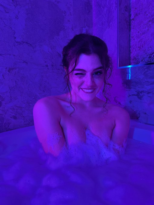 Slippery when wet 💦 https://t.co/yZB7sv1XQo<a href="/tag/yoga"class="tags"><span>#yoga</span></a>