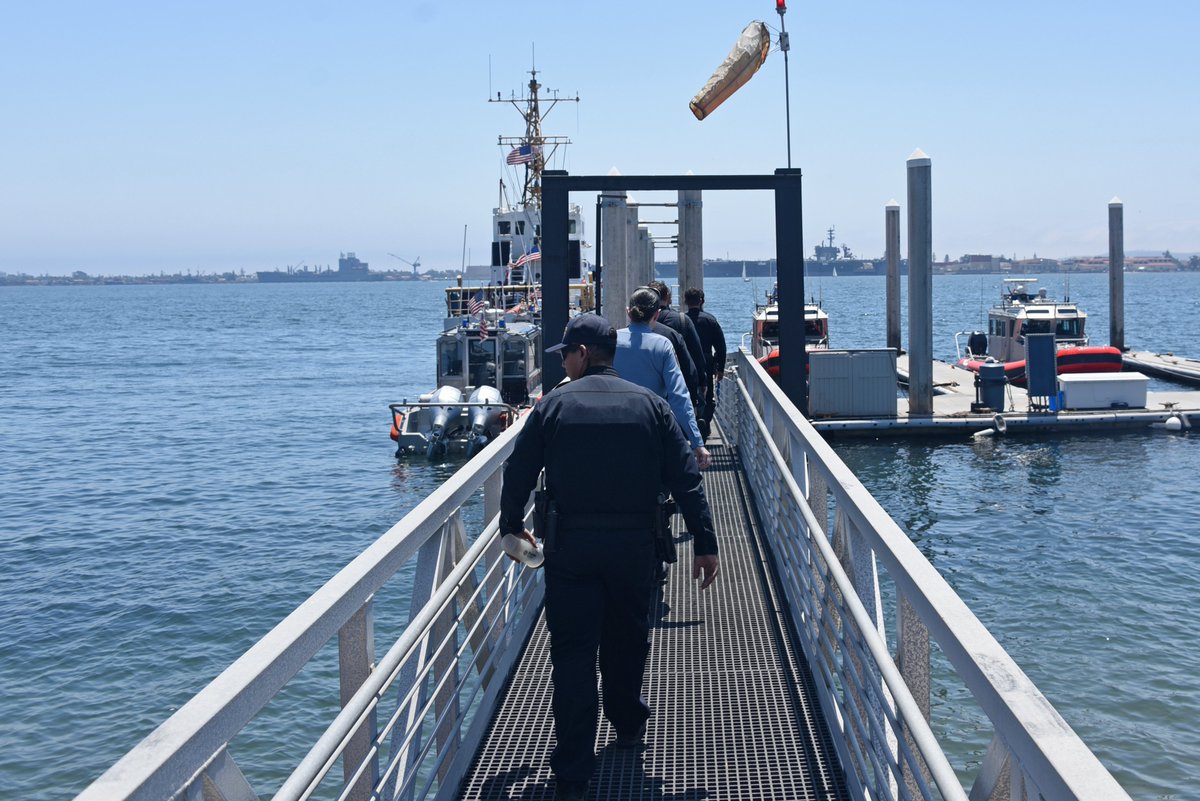 Members of the San Diego Police Department visited U.S. Coast Guard Sector San Diego yesterday. They toured the sector facilities and spoke with #USCG pilots and boarding team members about Coast Guard missions. 

#SDPD #partnership #sandiego