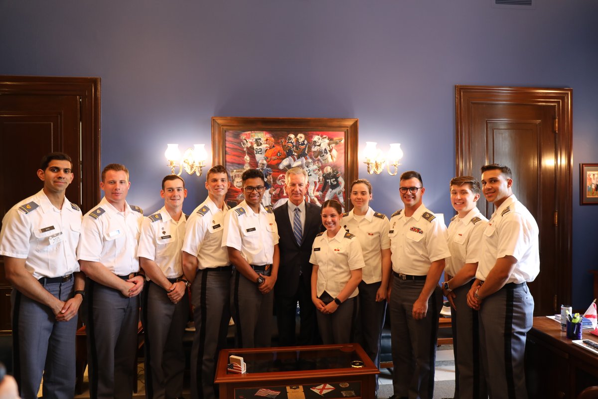 SenTuberville's tweet image. Enjoyed meeting with these West Point cadets, including a cadet from Alabama.
 
I was deeply impressed with these young people, and I am even more convinced that the future of our military is strong.